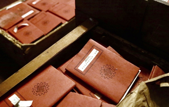 아르헨티나 대법원 지하창고에서 발견된 상자 속 나치 선전물. AP 연합뉴스