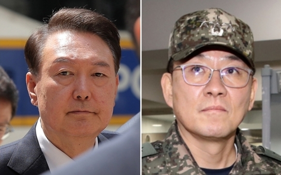 내란 우두머리 혐의로 기소된 윤석열 전 대통령이 12일 서울 서초구 중앙지법에서 오후부터 재개되는 공판에 출석하고 있다.오른쪽은 이진우 전 육군 수도방위사령관.2025.5.12 뉴스1