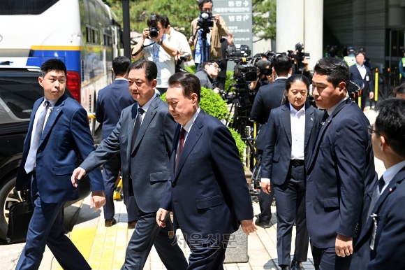 답 없이 차로 - 윤석열 전 대통령이 12일 서울 서초구 중앙지방법원에서 열린 내란 우두머리 혐의,<a href=
