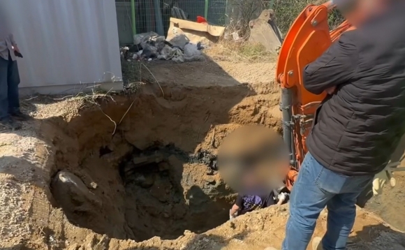 경북경찰청은 12일 경북 구미의 송유관 인근 빈 상가를 빌려 땅굴을 판 뒤 석유를 훔치려다 미수에 그친 60대 A씨 등 3명을 송유관안전관리법위반 혐의로 구속하고,<a href=