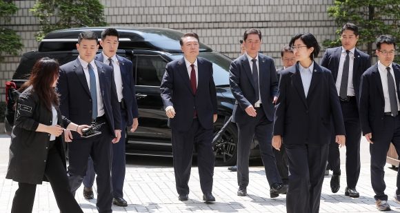 내란 우두머리 혐의로 기소된 윤석열 전 대통령이 12일 서울 서초구 서울중앙지법에서 열린 세 번째 공판기일에 출석하기 위해 이동하고 있다. 이날 재판에선 12·3 비상계엄 사태 당시 국회 진입이 어렵다는 수도방위사령