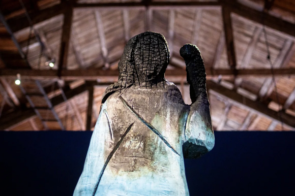 도널드 트럼프 미국 대통령 부인 멜라니아 여사의 목조 동상이 방화로 불탄 이후인 2020년 모습. 세브니차 AFP