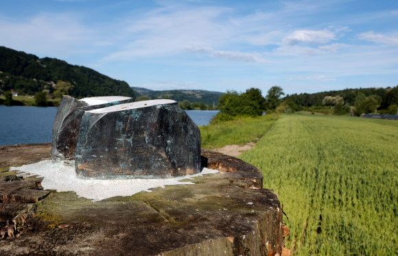 미국 영부인 멜라니아 여사의 청동 조각상이 잘린 채 발목 부분만 슬로베니아 고향 마을 근처에 서 있다. 세브니차 로이터 연합뉴스