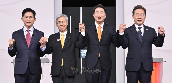 18일 서울 마포구 SBS프리즘타워에서 열린 중앙선거방송토론위원회 주관 제21대 대통령선거 후보자토론회에서 각 정당 대선 후보들이 선전을 다짐하고 있다. 왼쪽부터 국민의힘 김문수, 민주노동당 권영국, 개혁신당 이준석