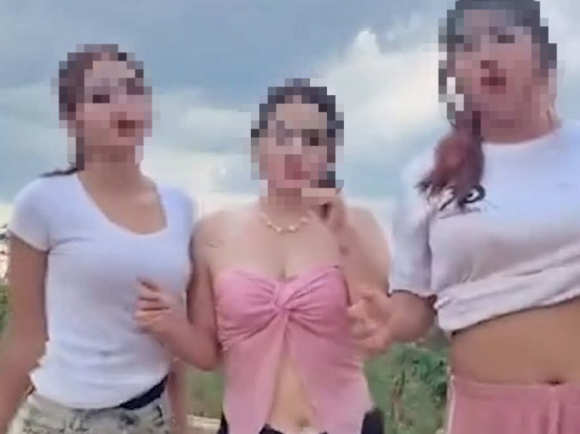 태국의 한 부부가 미성년자인 자녀들을 출연시킨 음란물을 제작·판매해왔다는 폭로가 나와 충격을 주고 있다고 18일(현지시간) 현지 매체들이 전했다. 사진은 가족 중 딸 3명이 소셜미디어(SNS)에 올린 영상 일부(사진