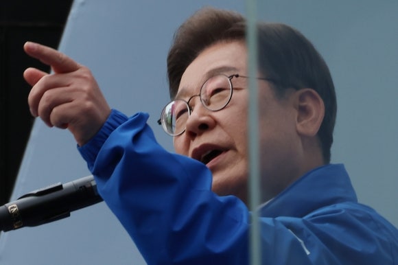 [속보] 이재명 “<b>후보 배우자 토론</b>회? 즉흥적이고 무책임”