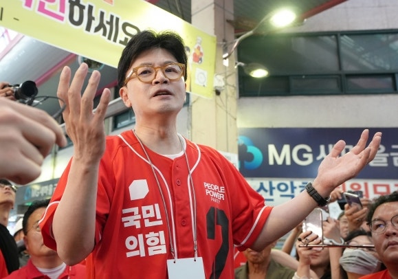 한동훈 “<b>윤석열 부부</b>, 발목 잡지 말고 <b>민주당</b> 가라”