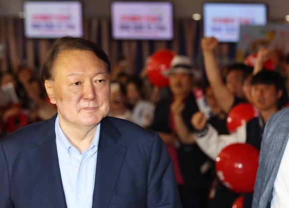 경찰 “<b>경호처 비화폰 서버</b>기록 복구, 尹 휴대전화 확보”