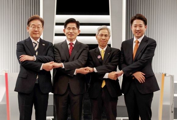 “왜곡하냐” “갑질” “가짜 물리치자” 네거티브 <b>난타전</b> 오간 2차 <b>TV</b>...