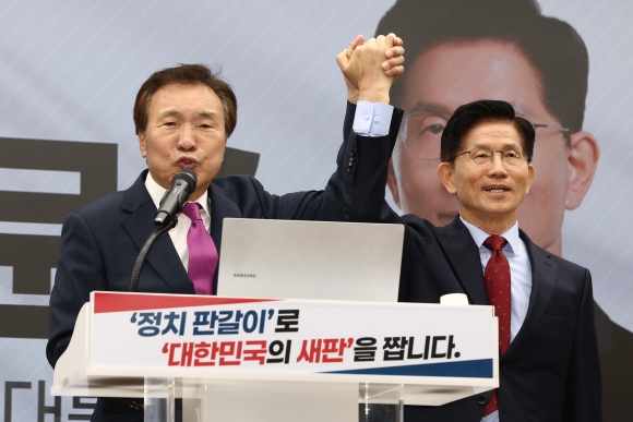 손학규 ‘김문수 지지 선언’ - 손학규 전 바른미래당 대표가 22일 오전 서울 여의도 국민의힘 중앙당사에서 김문수 대통령 후보의 손을 맞잡고 지지 선언을 하고 있다. 2025.5.22 뉴스1