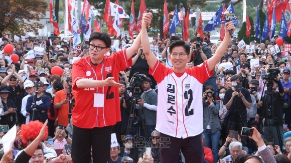<b>김문수</b>·<b>한동훈</b>, 손 잡고 첫 <b>합동유세</b>…“명분 있게 싸우면 李 이긴다”