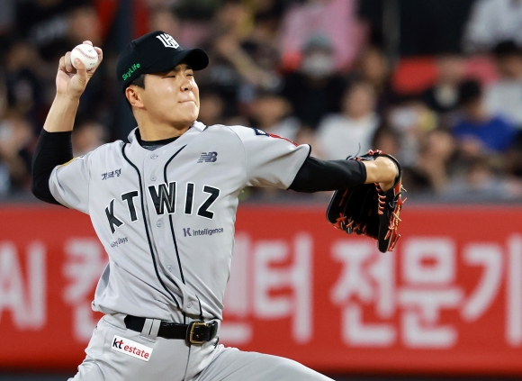 한화 엄상백 이어 ‘6실점’ <b>문동주</b>도 1군 제외 휴식…더 큰 문제는 ‘...