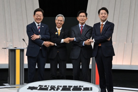 <b>이재명</b> “金, 윤석열 아바타” 김문수 “李, 괴물독재 우두머리”