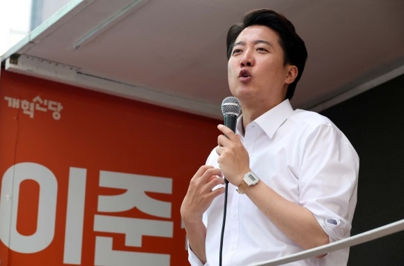 한밤에 찾아간 김문수, 연락 차단 <b>이준석</b>…<b>단일화</b> 담판 <b>불발</b>