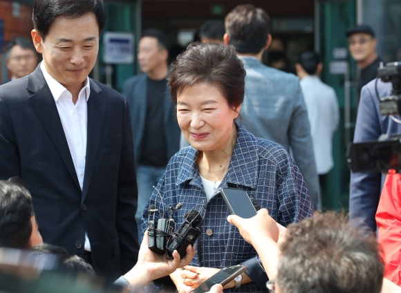 사전투표 마친 박근혜 전 대통령 - 박근혜 전 대통령이 제21대 대통령선거 첫날인 29일 오전 대구 달성군 유가읍 행정복지센터에 마련된 사전투표소에서 투표를 마친 뒤 취재진 질문에 답하고 있다. 2025.5.29 뉴