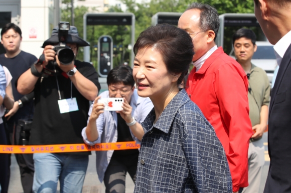 사전투표소 도착한 박근혜 - 박근혜 전 대통령이 제21대 대통령선거 첫날인 29일 오전 대구 달성군 유가읍 행정복지센터에 마련된 사전투표소에 도착해 이동하고 있다. 2025.5.29 뉴스1