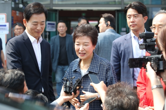 박근혜 전 대통령, 사전투표 참여 - 박근혜 전 대통령이 제21대 대통령선거 첫날인 29일 오전 대구 달성군 유가읍 행정복지센터에 마련된 사전투표소에서 투표를 마친 뒤 취재진 질문에 답하고 있다. 2025.5.29