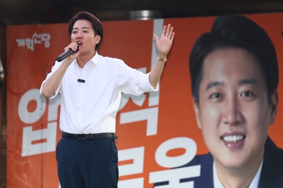 <b>이준석</b> “김문수론 못 이긴다…단일화해도 승산 없어”