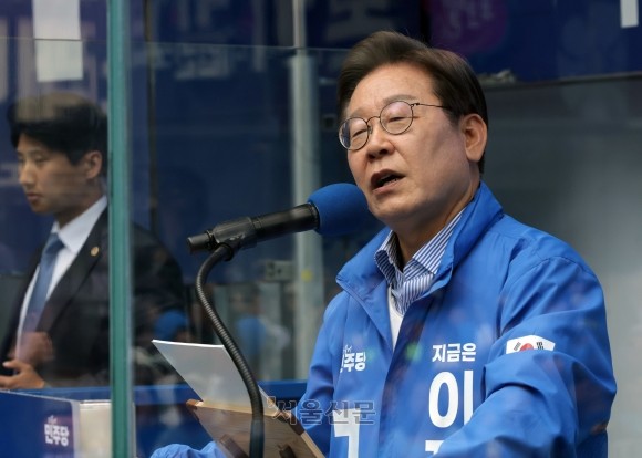 <b>이재명</b> “법원 소통” 발언 파장…김문수 “사법 농단” 저격
