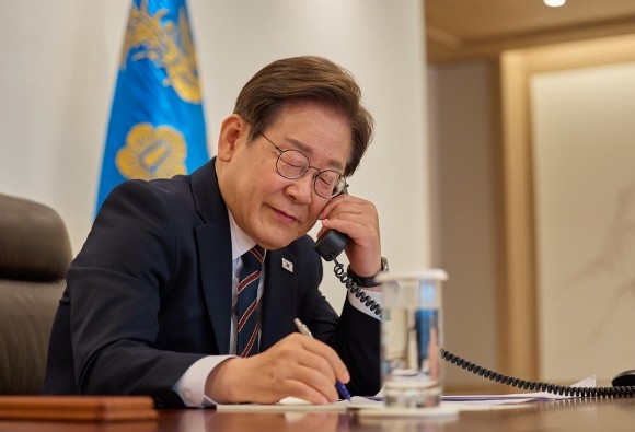 <b>대통령</b>실 “한일 정상, 25분간 첫 <b>통화</b>…상생 모색”
