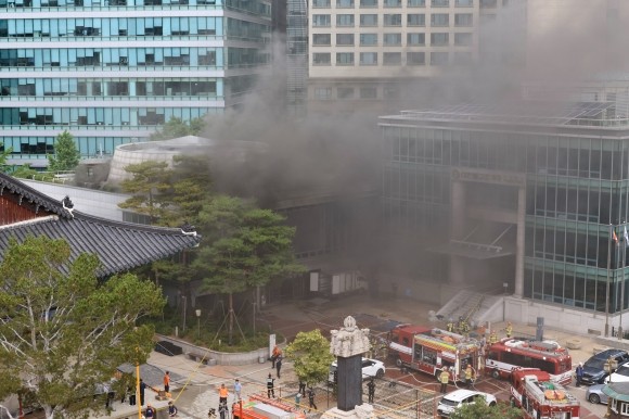 [속보] ‘<b>조계사</b> 내 <b>화재</b>’ 초진 성공…“문<b>화재</b> 20여점, <b>화재</b> 커질 경우...