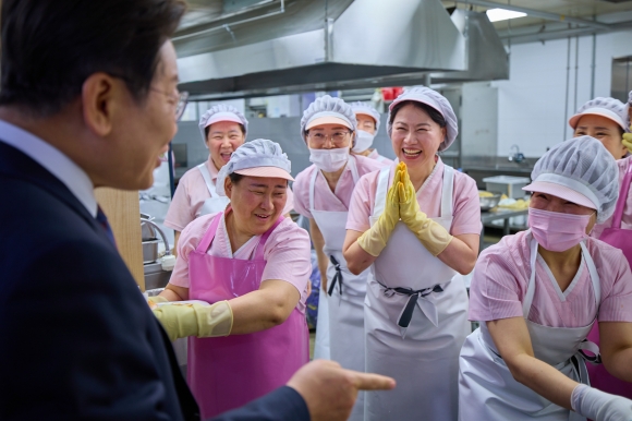 대통령실 구내 식당 ‘깜짝 방문’ - 이재명 대통령이 서울 용산 대통령실 청사에 있는 구내식당 내부 조리실을 깜짝 방문하자 조리 담당 직원들이 활짝 웃으며 이 대통령을 맞이하고 있다. 이 대통령이 11일 이틀 연속