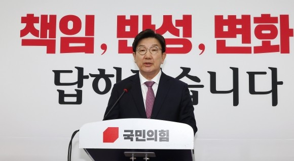 ‘퇴임’ <b>권성동</b> “尹 <b>계엄</b>은 위법…잘못된 선택, 이해할 수 없다”