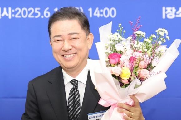 與 신임 원내대표에 김병기…“<b>이재명 정부 성공</b> 위해 분골쇄신”
