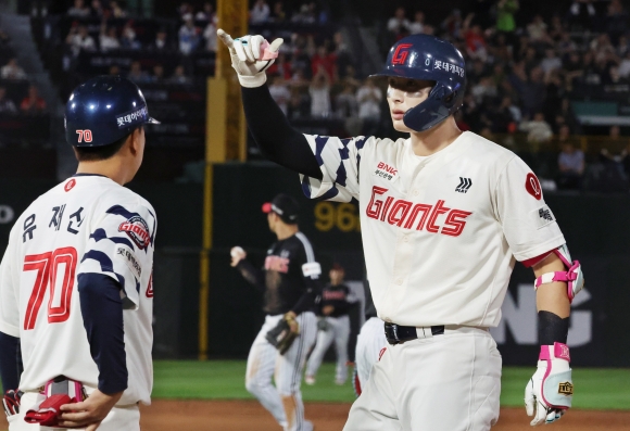 <b>1위</b> 한화의 마무리 투수 <b>김서현</b>, <b>올스타</b> 팬 <b>투표</b> 2차 중간 집계 <b>1위</b>…득...