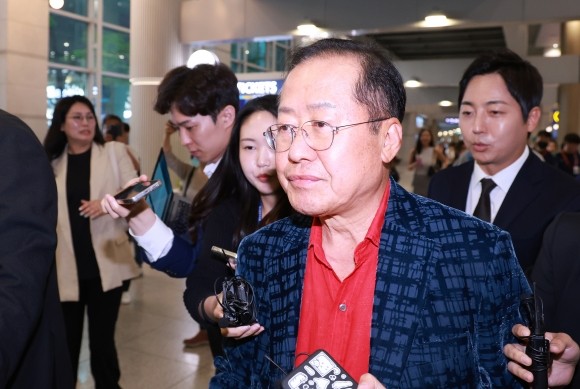 ‘하와이서 <b>귀국</b>’ <b>홍준표</b>, 신당 창당 묻자 “차차 말씀드리겠다”
