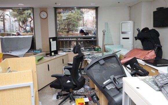 “법치주의 근간 흔들어”…<b>서부지법 폭동</b> ‘<b>녹색 점퍼남</b>’ <b>징역</b> 3년 6개...