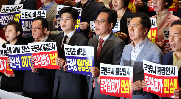 ‘스폰·아빠 찬스 <b>김민석</b> OUT’ 사활 건 국민의힘…‘사퇴’ 총력전