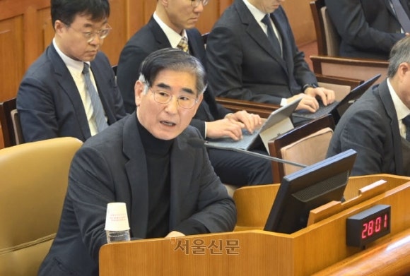 “인신구속에만 골몰” <b>김용현</b>측, <b>재판부 기피신청</b>