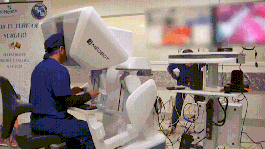 Dr. Vipul Patel in Florida, USA, is performing surgery on a cancer patient in Angola, southern Africa, over 10,000 km away. Reuters Capture