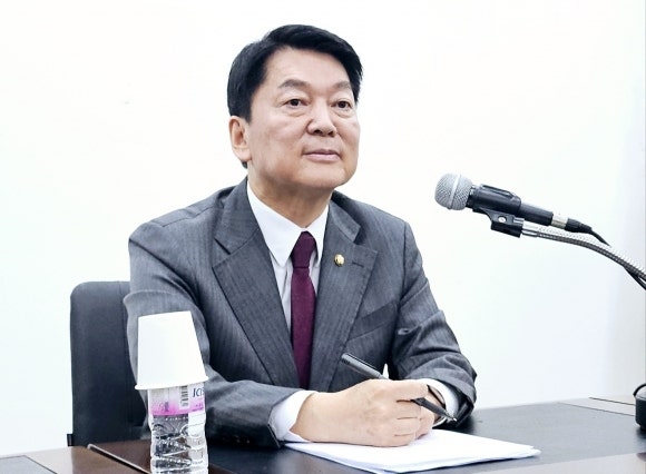안철수 “계엄 방관, 부끄럽지 않나”…<b>송미령 유임</b> 정조준