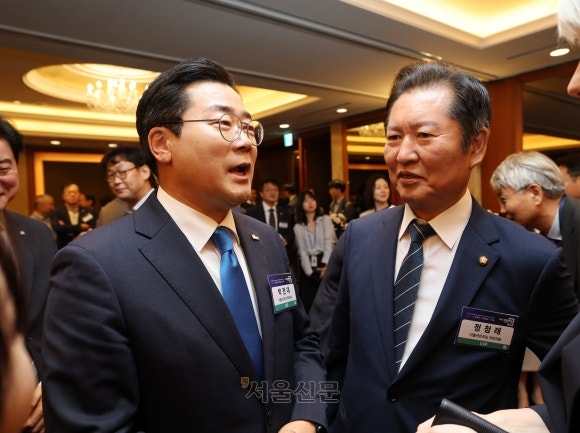 <b>정청래</b>, ‘왕수박’ 공격에 “수박은 수퍼마켓이나 시장에”