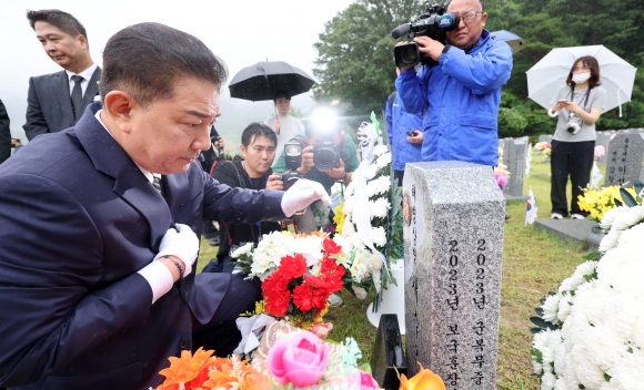 김병기 더불어민주당 당대표 직무대행 겸 원내대표가 25일 국립대전현충원에 안장된 채상병 묘역을 찾아 참배하고 있다. 2025.6.25 대전 연합뉴스