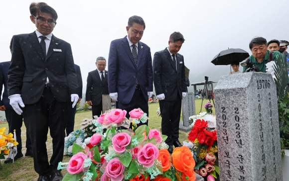 묵념하는 김병기 - 김병기(가운데) 더불어민주당 당대표 직무대행 겸 원내대표가 25일 국립대전현충원에 안장된 채상병 묘역을 찾아 참배하고 있다. 2025.6.25 대전 연합뉴스