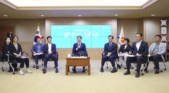 강기정  광주시장이 26일 오전 시청 비즈니스룸에서 민선 8기 3주년 기자회견을 하고 있다. 광주광역시 제공