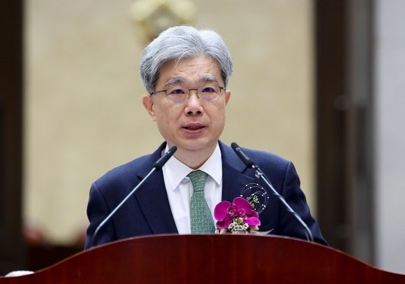 이 대통령, <b>헌재소장</b> 후보자에 <b>김상환</b> 전 대법관 <b>지명</b>