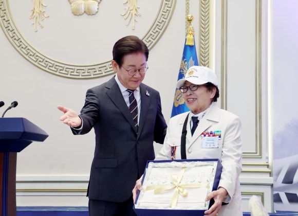李대통령, 연평해전 유족·천안함장 초청 청와대 오찬 “희생에 최고 예...
