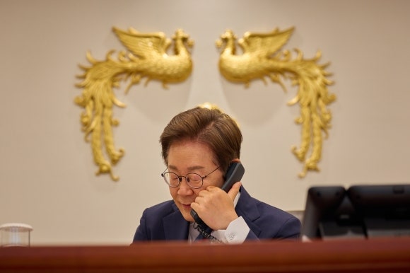 [속보] 李<b>대통령</b>, <b>싱가포르</b> 총리와 <b>첫 통화</b>…“전략적 동반자 관계 수립...