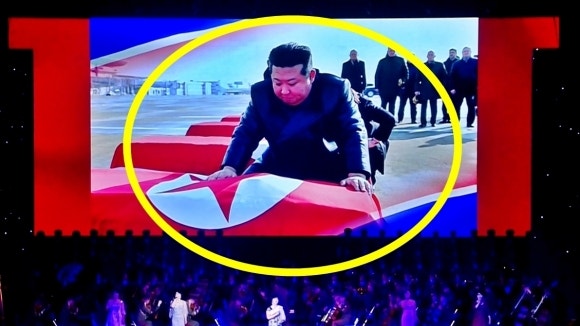 <b>전사자</b> 시신 앞 꿇어앉은 <b>김정은</b> ‘침통’, 피묻은 편지도…러 <b>파병</b>군 ...
