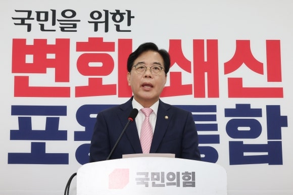 국민의힘 <b>혁신위원장</b>에 <b>안철수</b>…<b>송언석</b> “당 개혁 최적임자”
