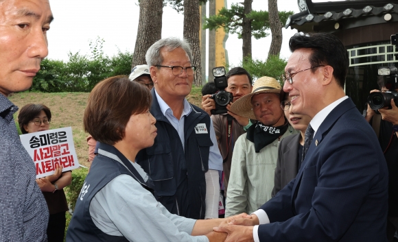 농민단체와 악수하는 김민석 국무총리 - 4일 김민석 국무총리가 서울 용산 대통령실 앞에서 항의 집회 중인 농민단체와 악수하고 있다. 이들 단체는 ‘농업4법’을 ‘농망4법’이라고 했던 송미령 농림축산식품부 장관의 유임