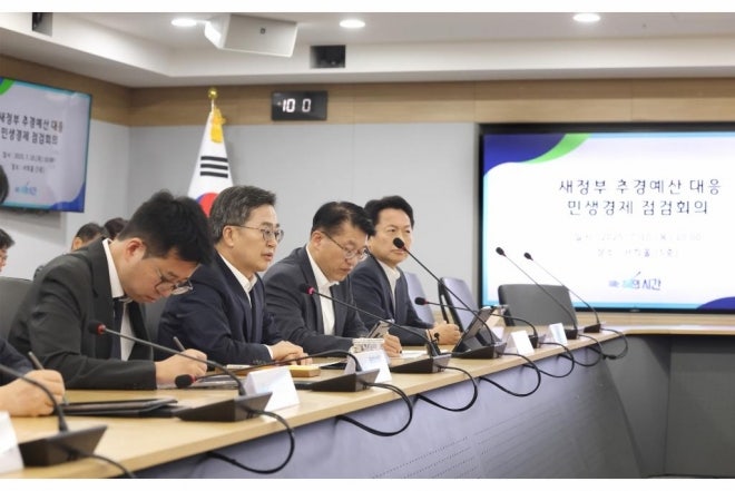 <b>김동연</b> “새 정부 <b>추경</b>, 경제와 <b>민생</b> 살리는 ‘산소호흡기’”