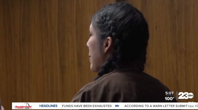 미국 캘리포니아주 베이커스필드에서 기온이 38도를 넘어선 한낮 차량 안에 아이들을 2시간 넘게 방치했다 1살 아이를 사망에 이르게 한 혐의로 재판에 넘겨진 친모 마야 에르난데스(20)가 재판을 받고 있다. 유튜브 채