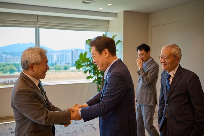 이재명 <b>대통령</b>, 언론인 조갑제∙정규재와 오찬 “<b>통합</b> 앞장설 것”