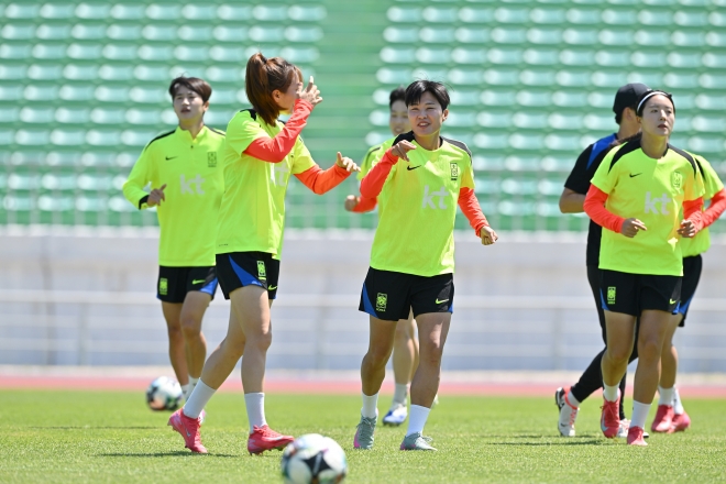 중국과 비긴 한국 여자축구, 다음 상대는 난적 일본…<b>지소연</b> “<b>동아시안</b>...