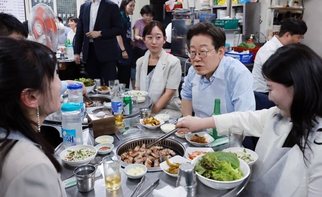 ‘깜짝 외식’ 이 <b>대통령</b> “내수 <b>진작</b> 위해 모든 역량 총동원”